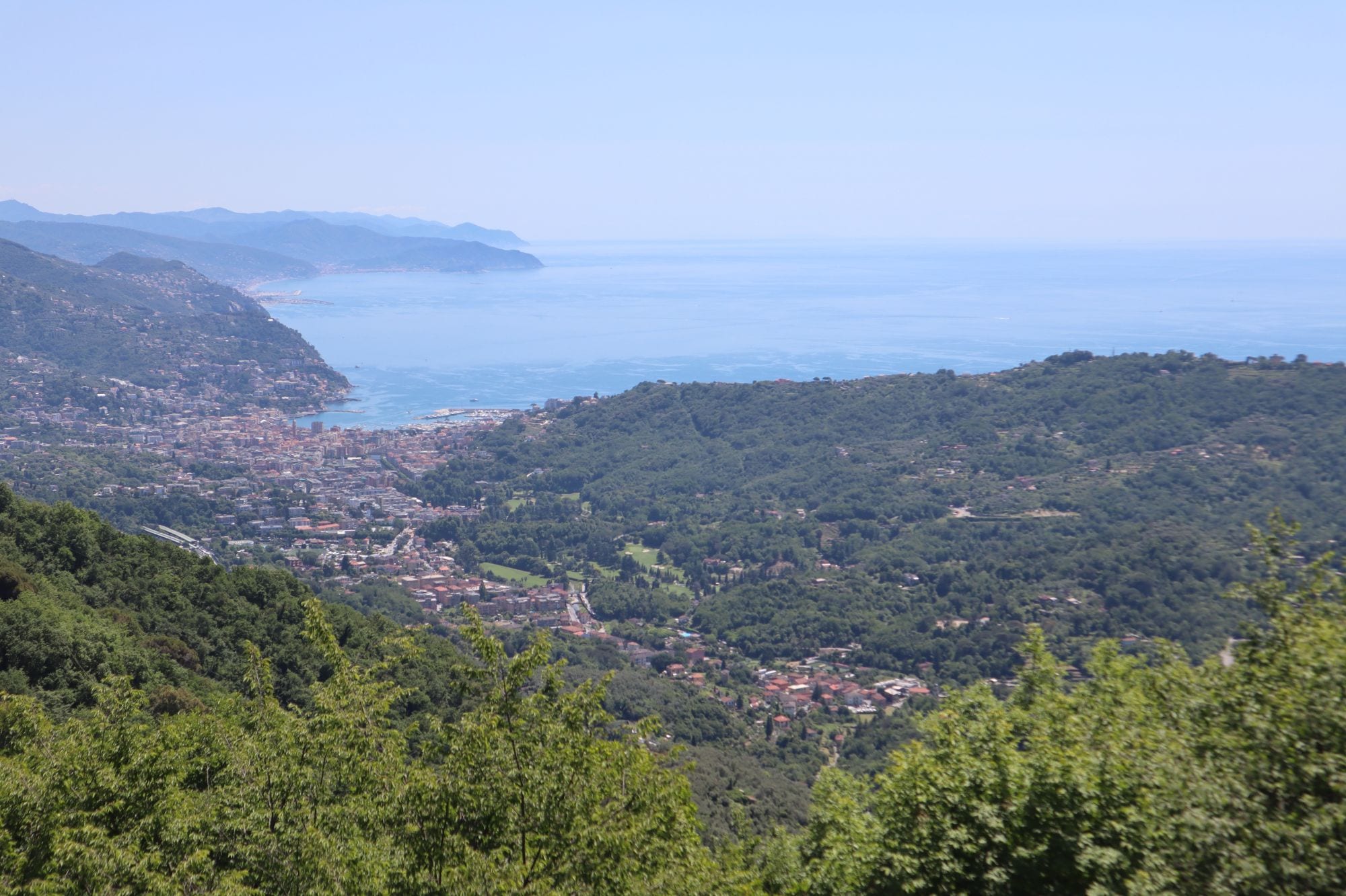 Il golfo del Tigullio visto dall’alto, dove la Via arriva al mare