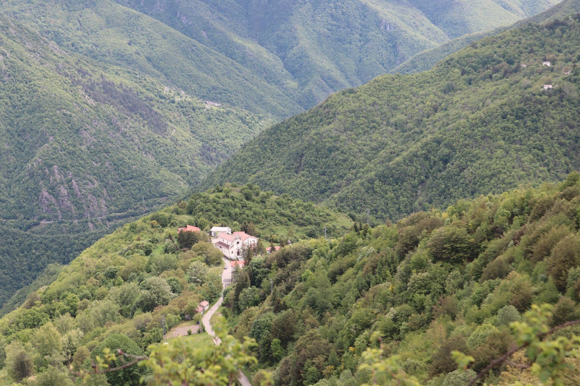 La valle del Cifalco vista dall’alto, con un borgo tra i boschi