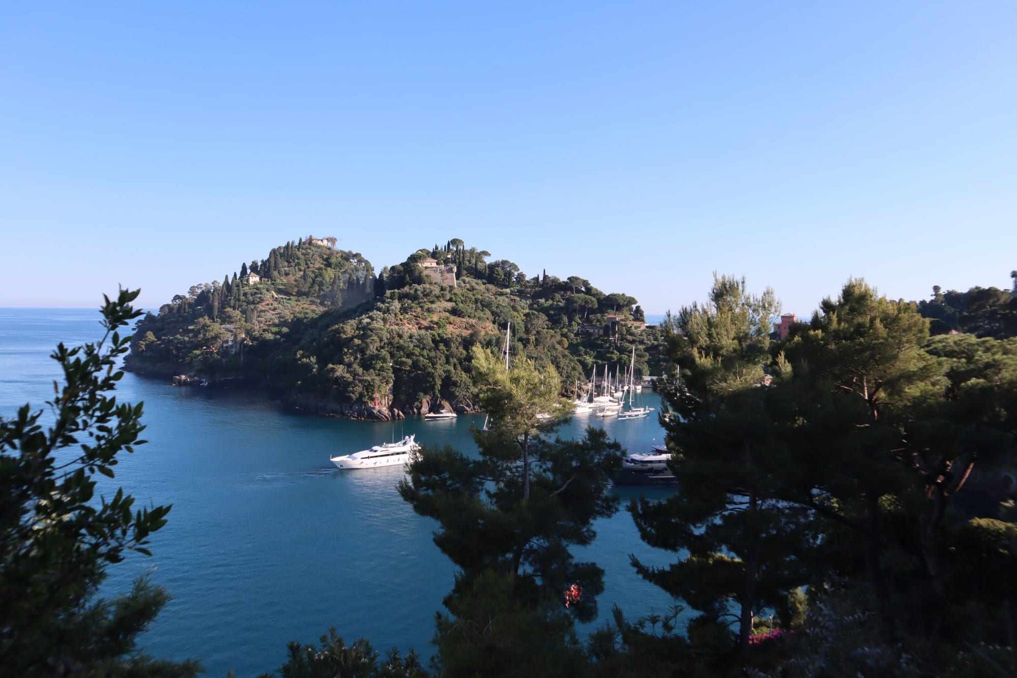 La baia di Portofino con le barche, arrivo della Via al mare