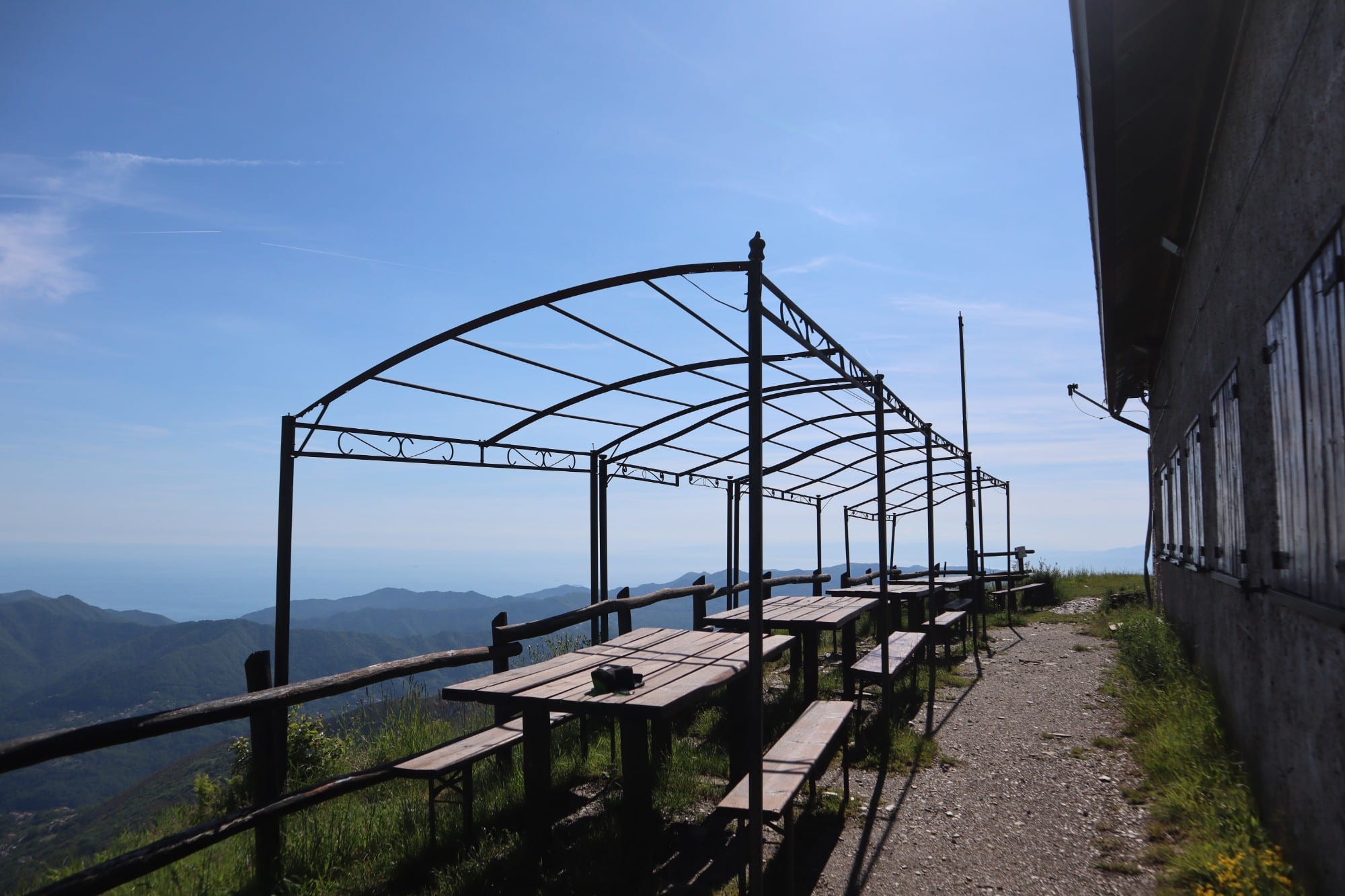 La terrazza di un rifugio di crinale con i tavoli e la vista sul mare