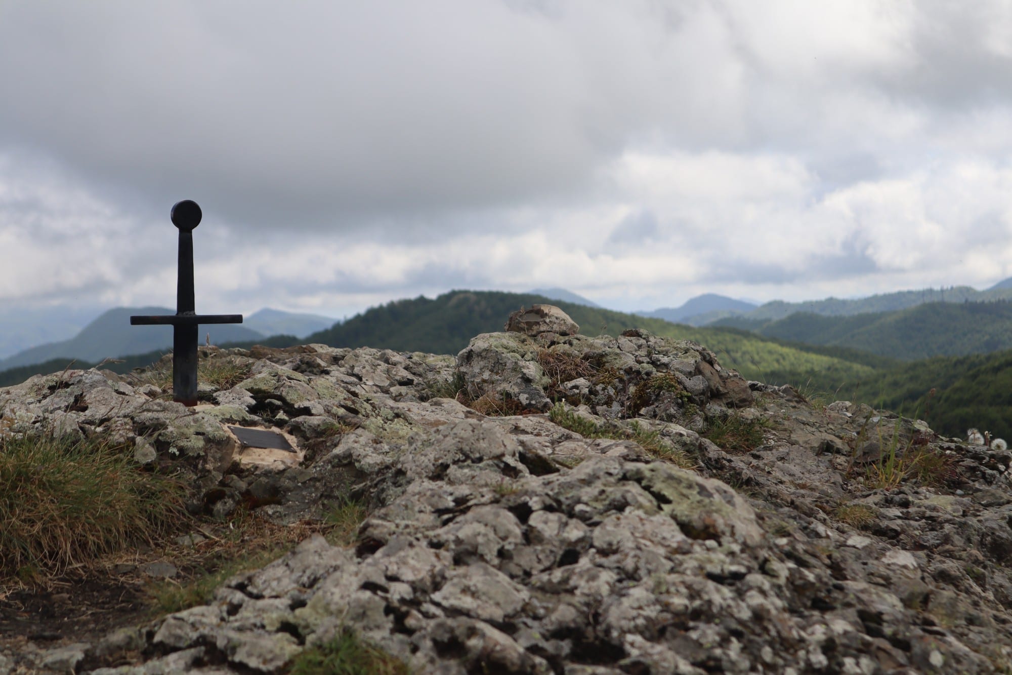 La spada infissa nella roccia su una vetta della Via, tra i crinali